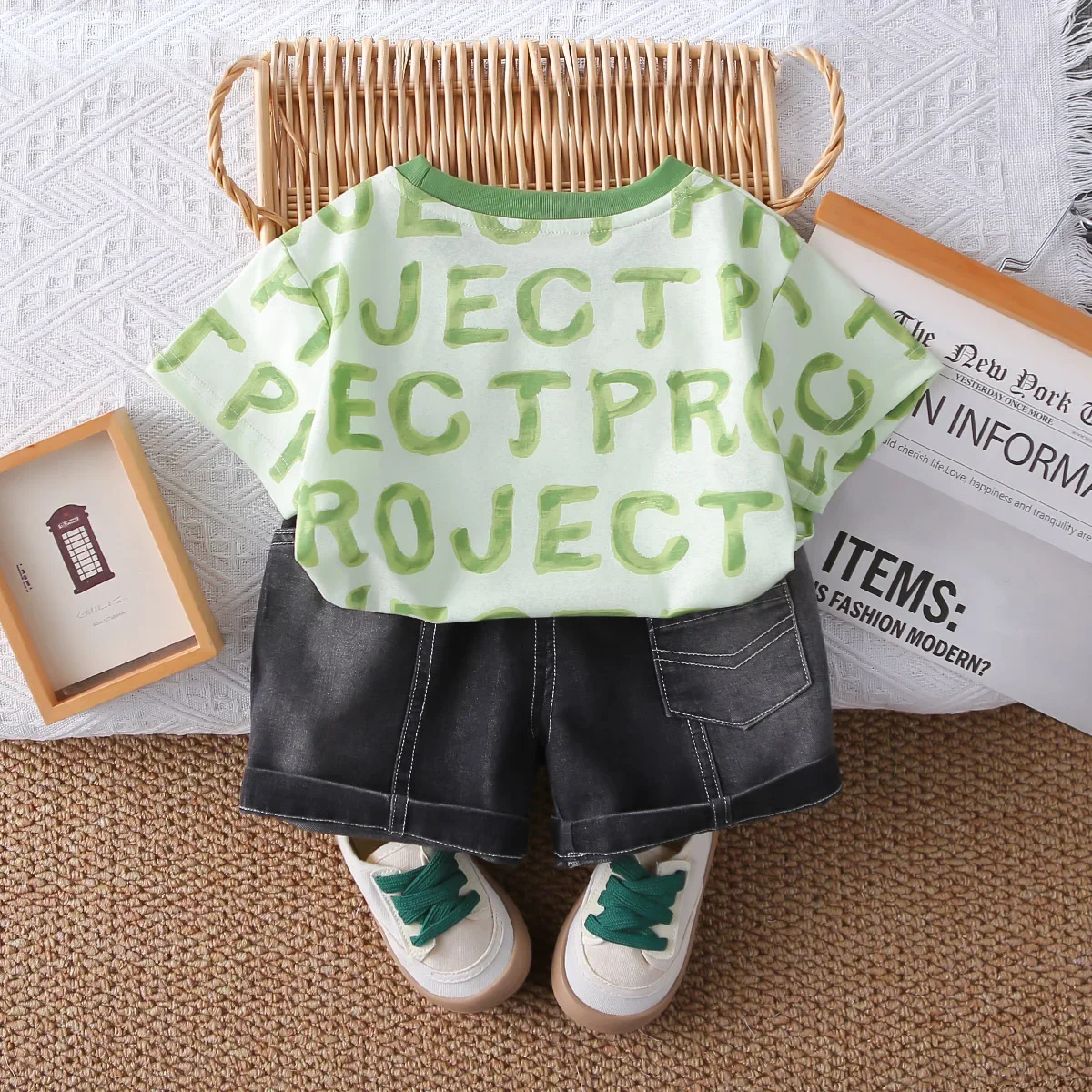 Conjunto de verano para niño con camiseta de letras y bermuda negra - imagen 5