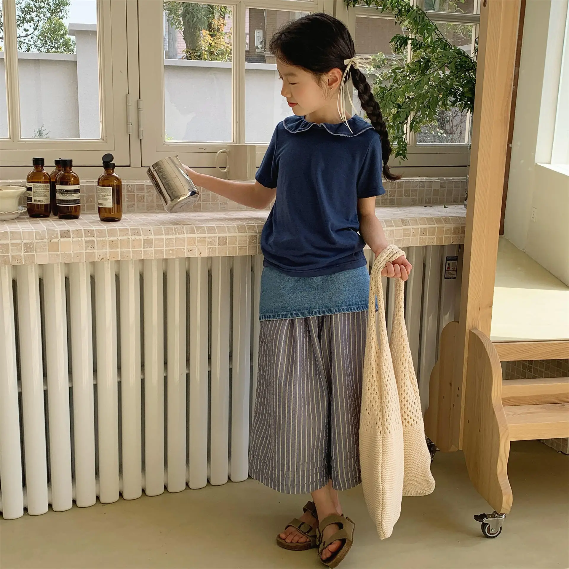 Niña usando los pantalones en exterior