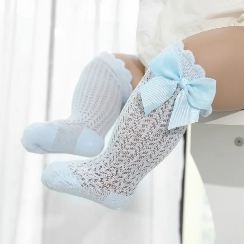 Calcetines altos de bebé niña de malla fina de verano con lazo grande
