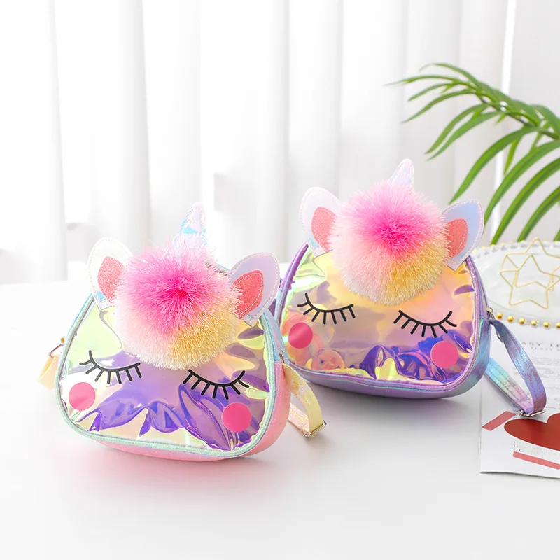 Detalle de cremallera y texto unicornio en bolso infantil