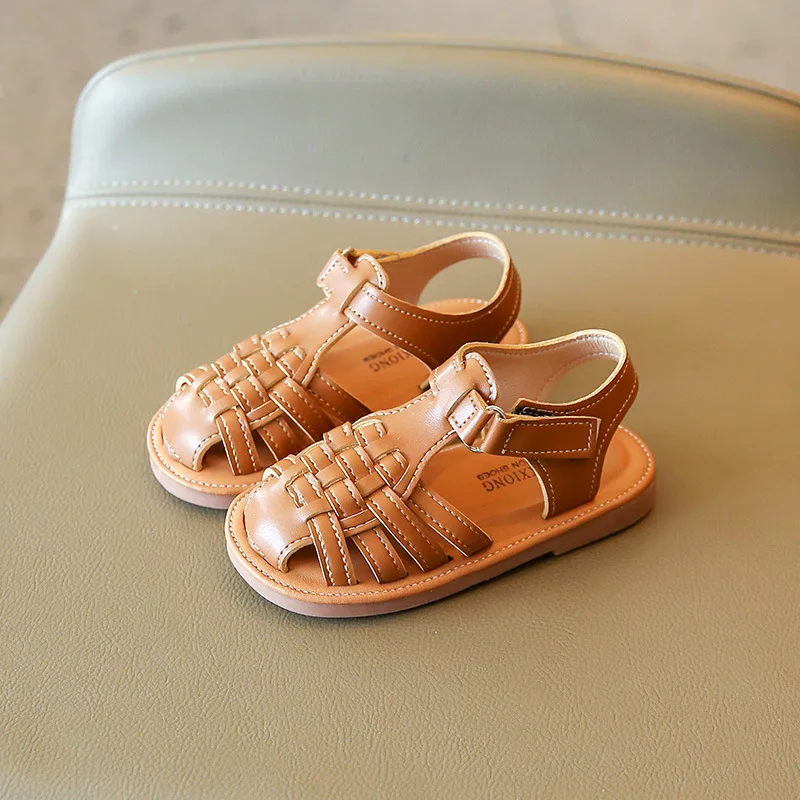 Sandalias tejidas de verano en uso