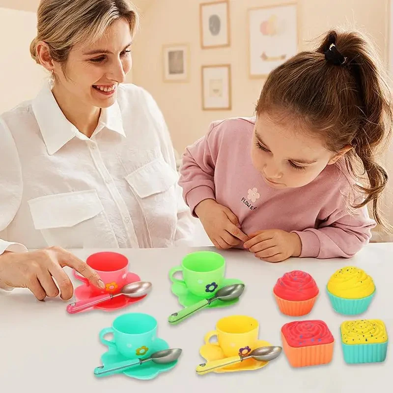 Juego de té de plástico en mesa