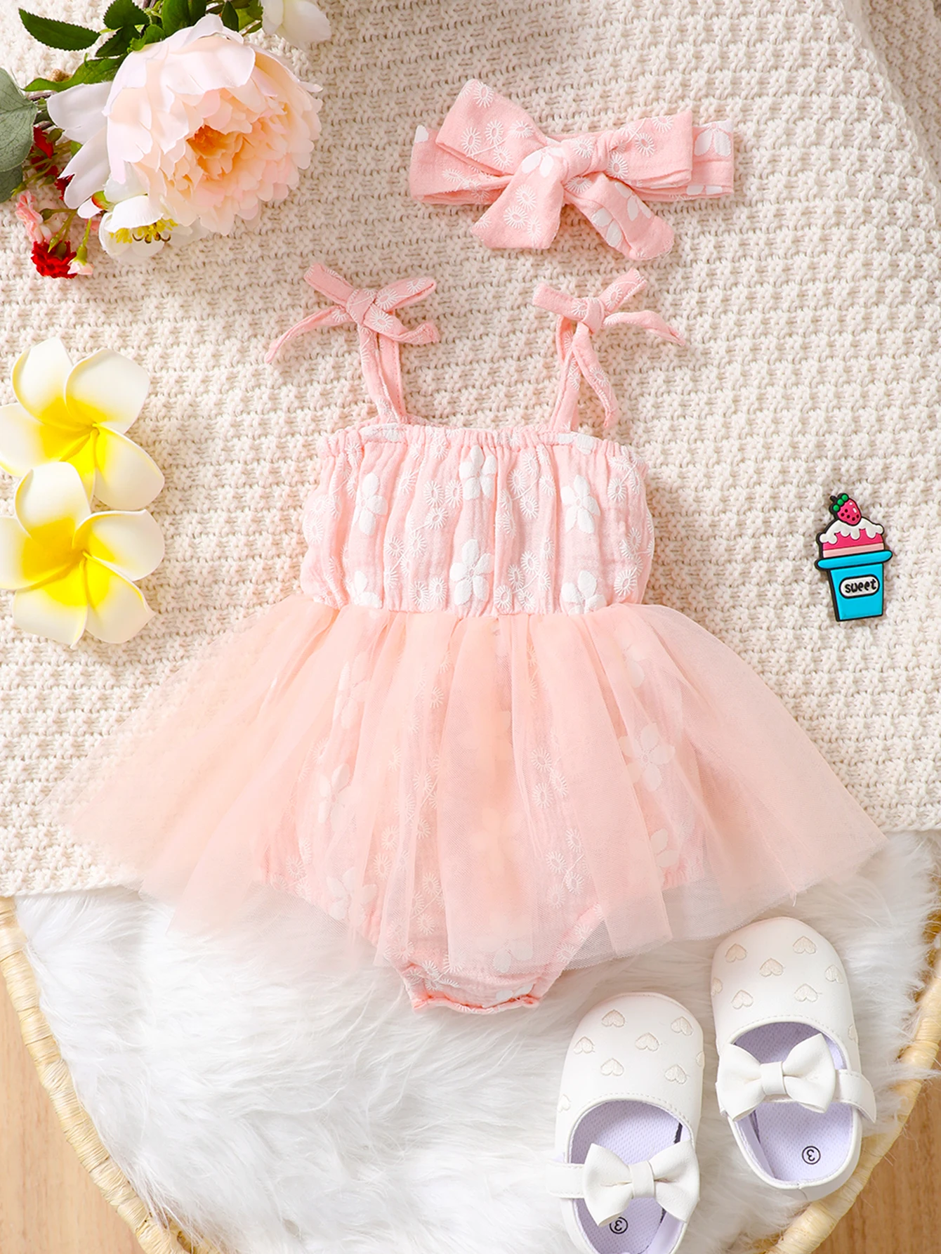 Detalle del vestido rosa con tirantes