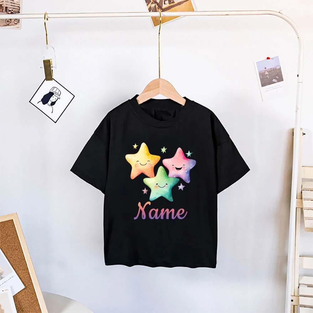 Detalle del estampado con estrellas y luna en la camiseta infantil