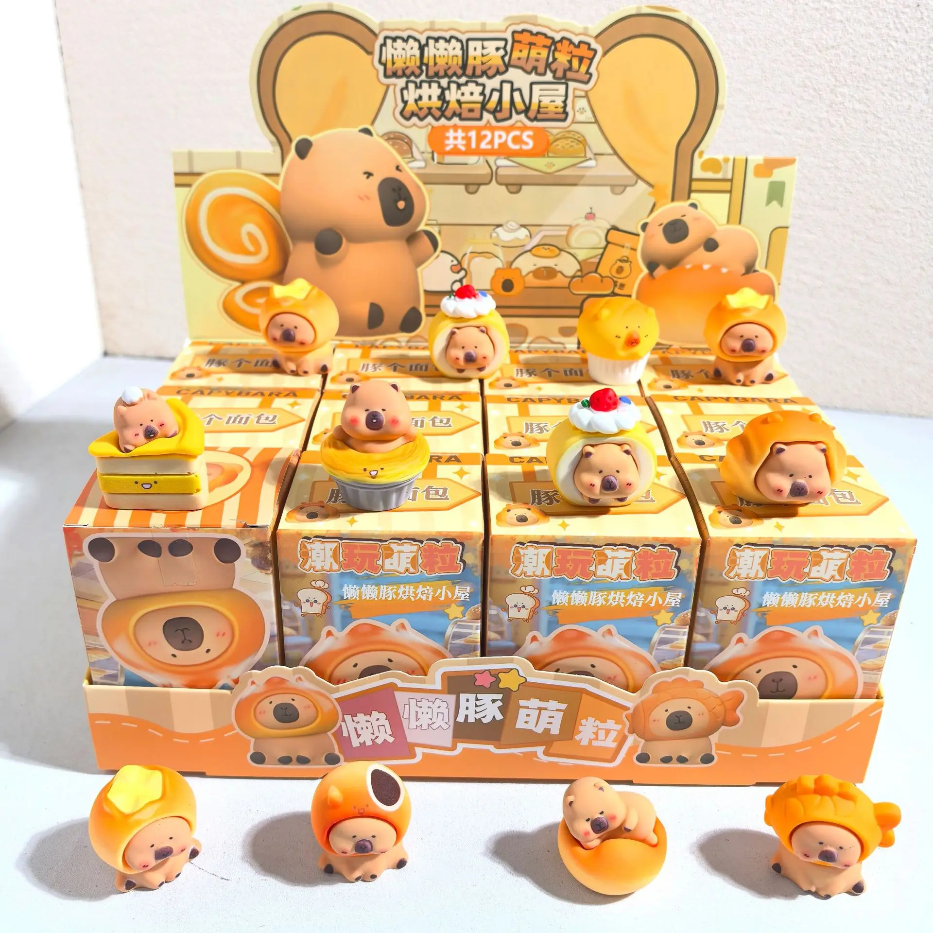 Mini figuras de capibara en caja sorpresa de repostería para niños