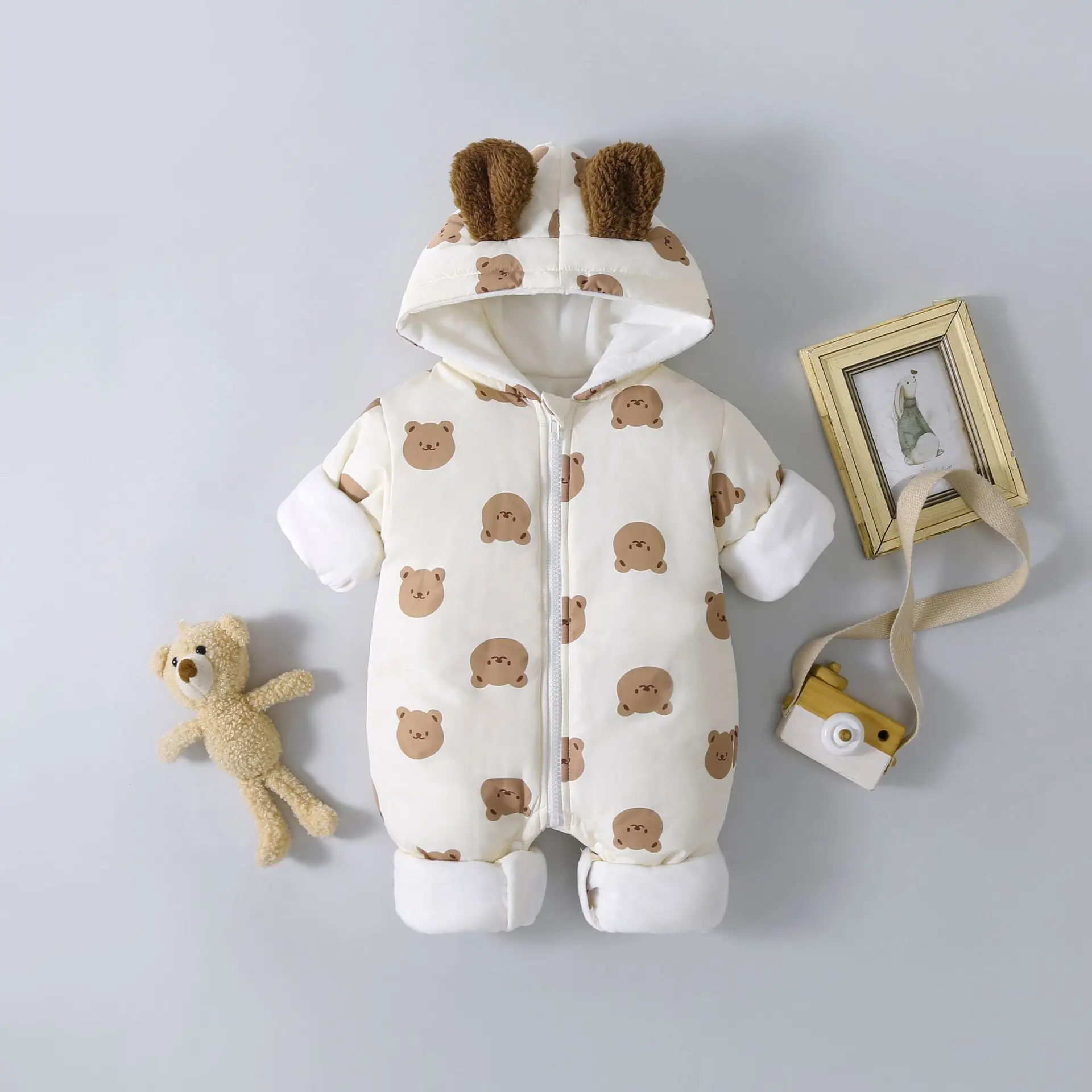 Mameluco con capucha y estampado de oso frontal