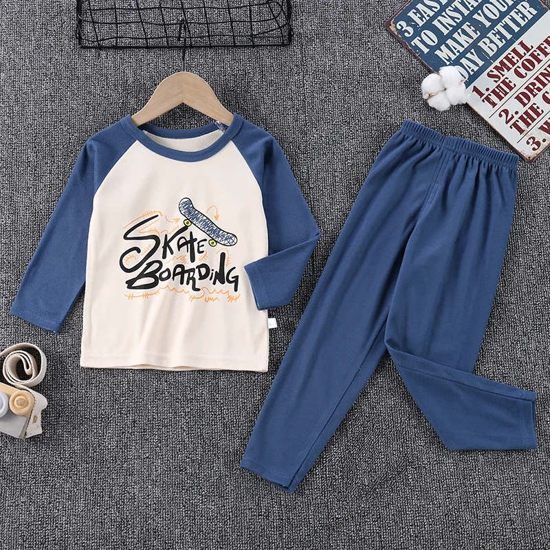 Pantalón del conjunto infantil con cintura elástica