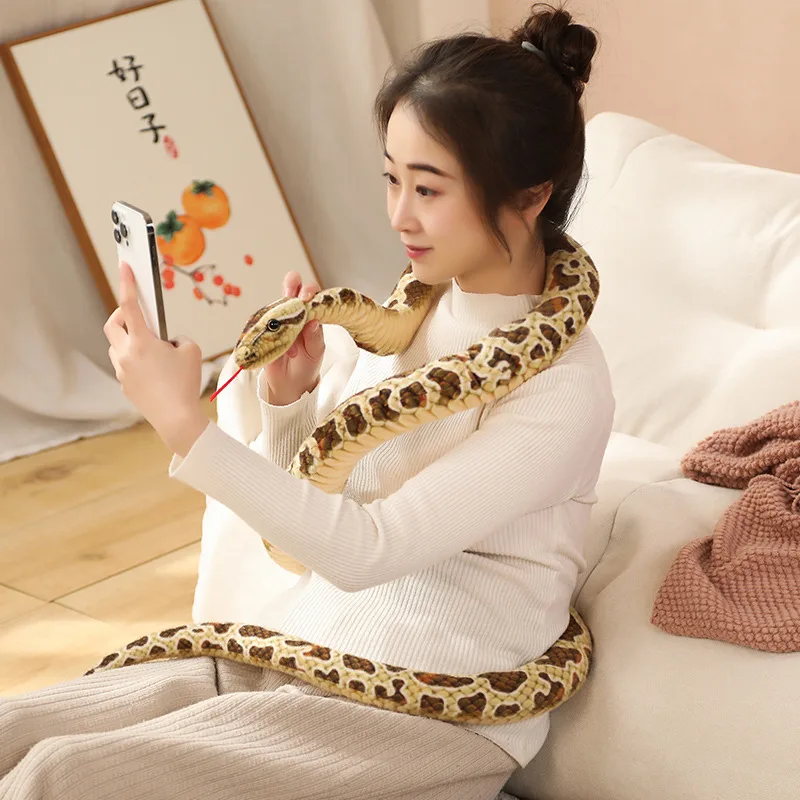 Detalle del peluche serpiente gigante