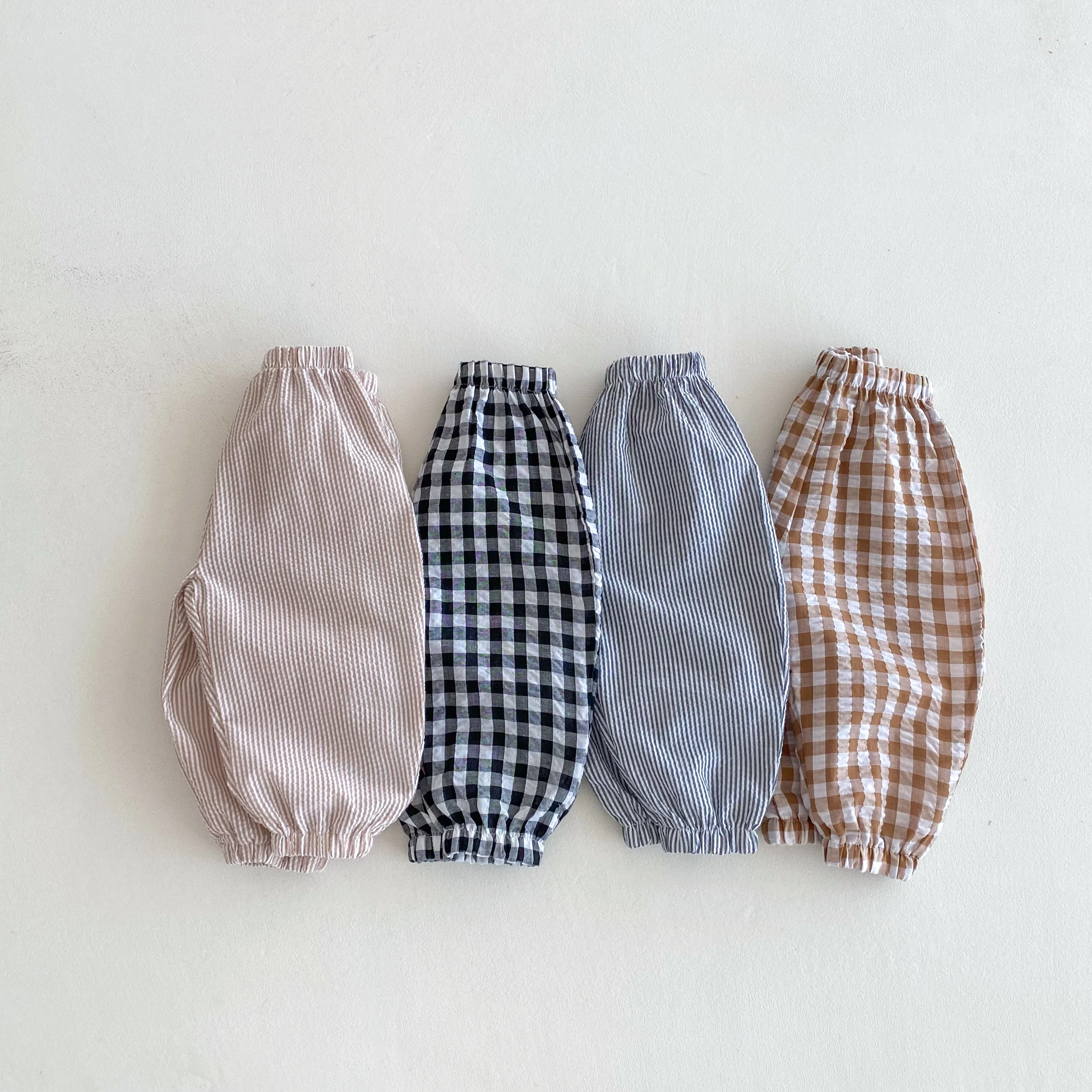 Pantalón con estilo a rayas y bolsillo