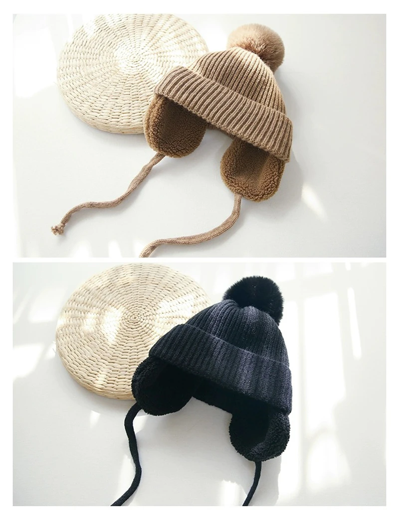 Gorro rosa para niña con pompón