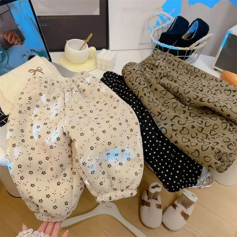 Pantalones gruesos de felpa para niños en detalle