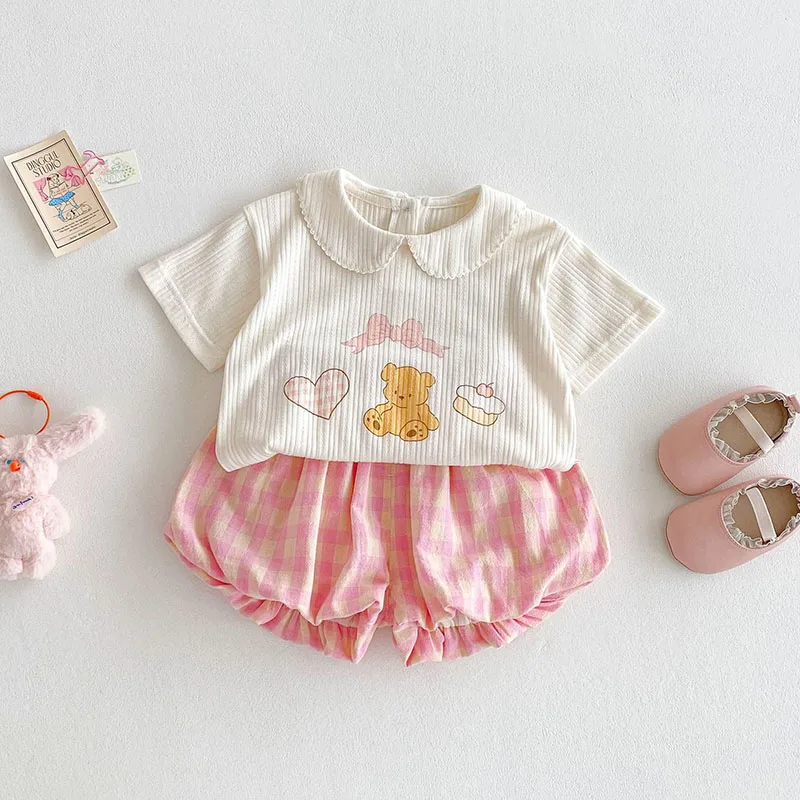 Conjunto completo puesto en bebé