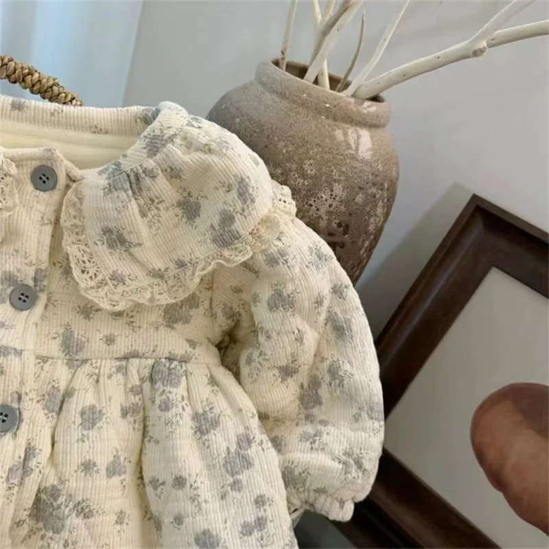 Vista trasera de la parka infantil acolchada