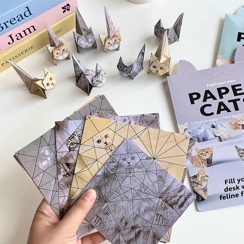Niños doblando piezas de origami geométrico
