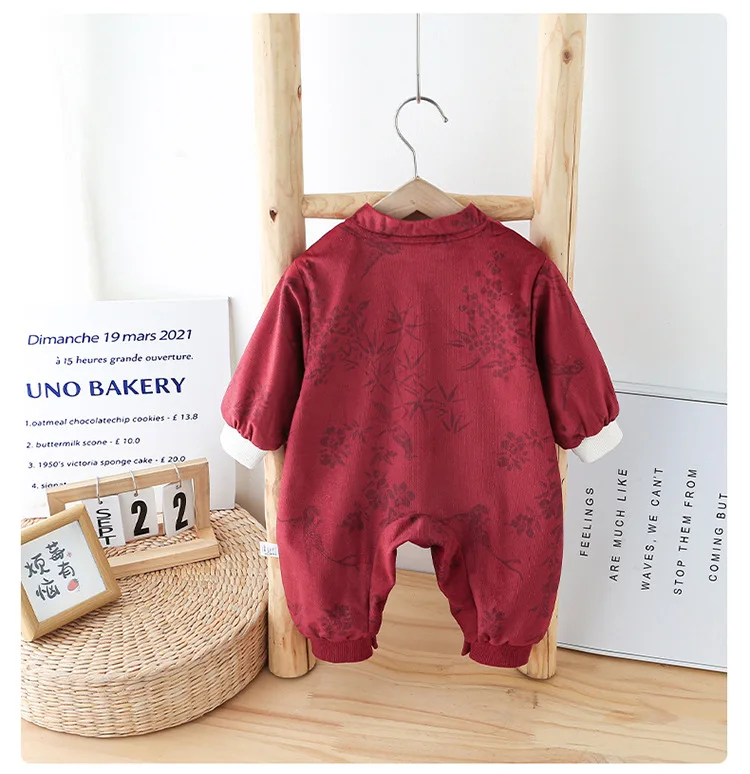 Detalle del bordado frontal del mono infantil