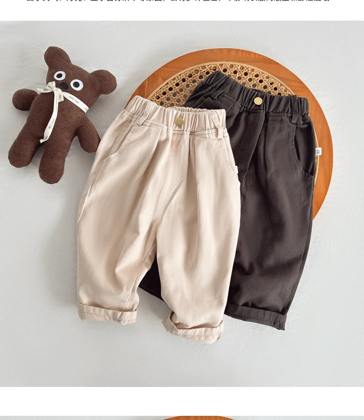 Pantalones casuales de algodón para niños mostrando textura y costuras