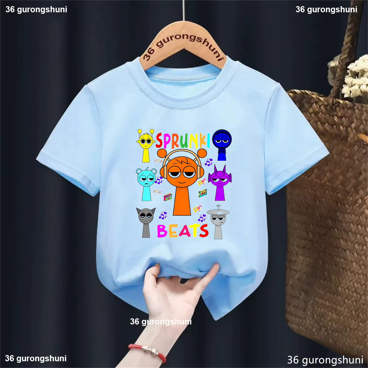 Modelo usando la camiseta