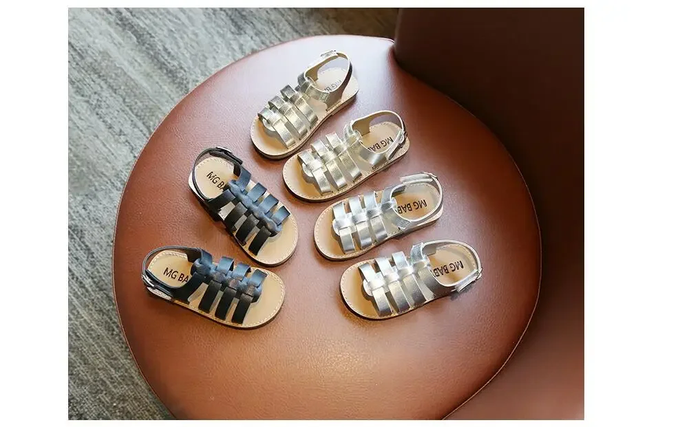 Sandalias infantiles tejidas doradas y plateadas