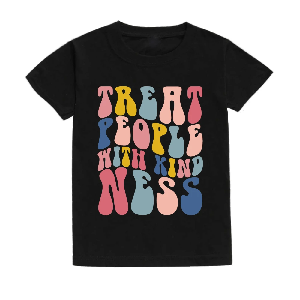 Detalle del estampado Treat People with Kindness en camiseta infantil