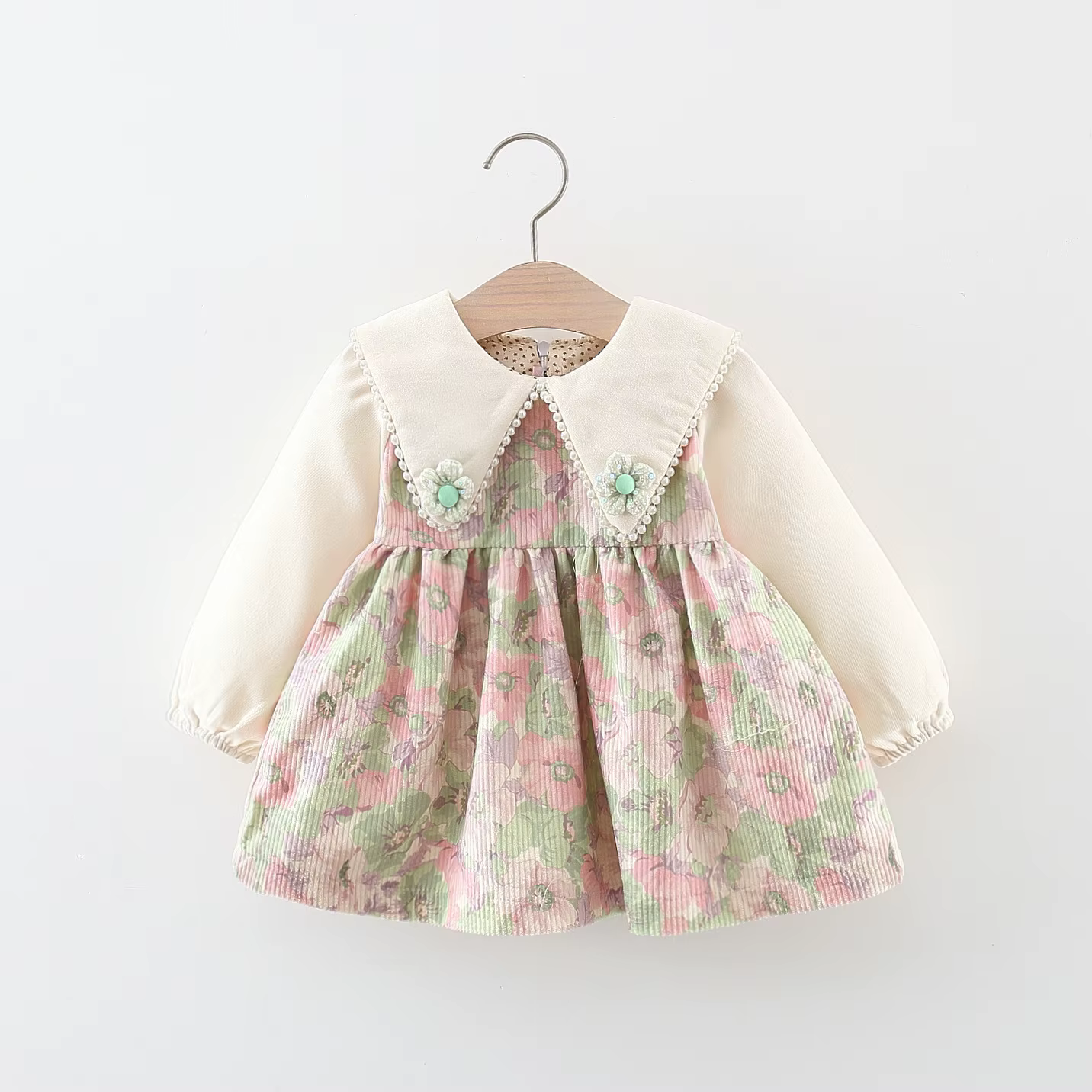 Textura y acabado del tejido del vestido infantil