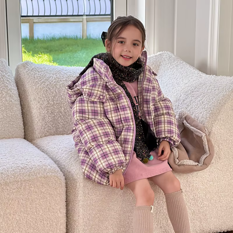 Niña probándose la chaqueta en exterior