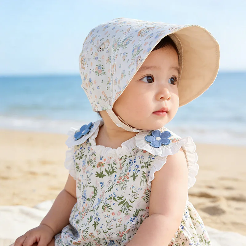 Detalle de las orejeras protectoras del sombrero infantil