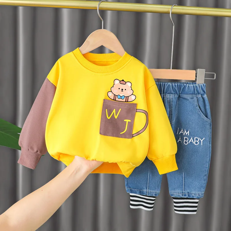 Detalles de la camiseta y el pantalón en color rosa