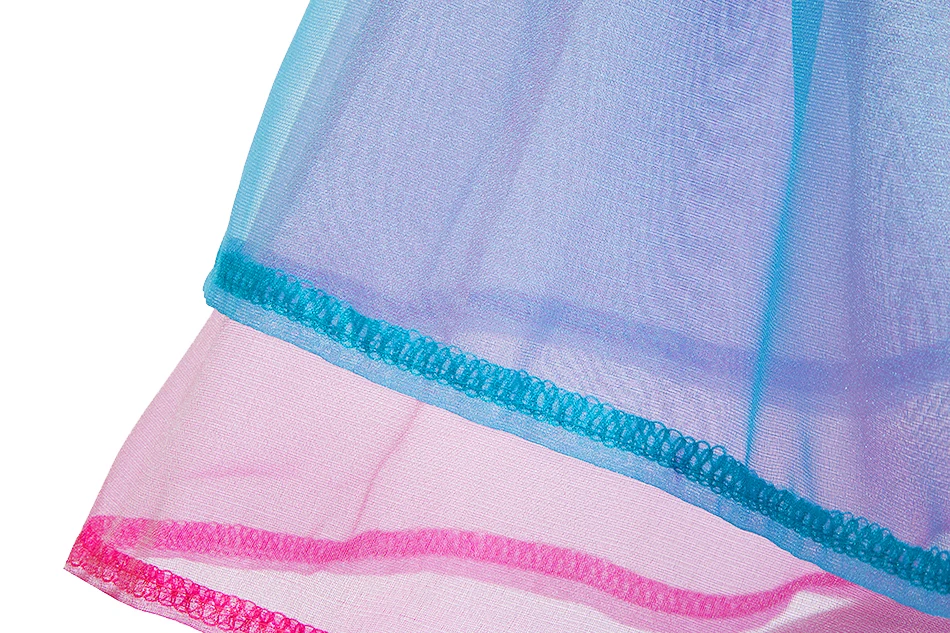 Detalle de la textura y colores vibrantes del disfraz