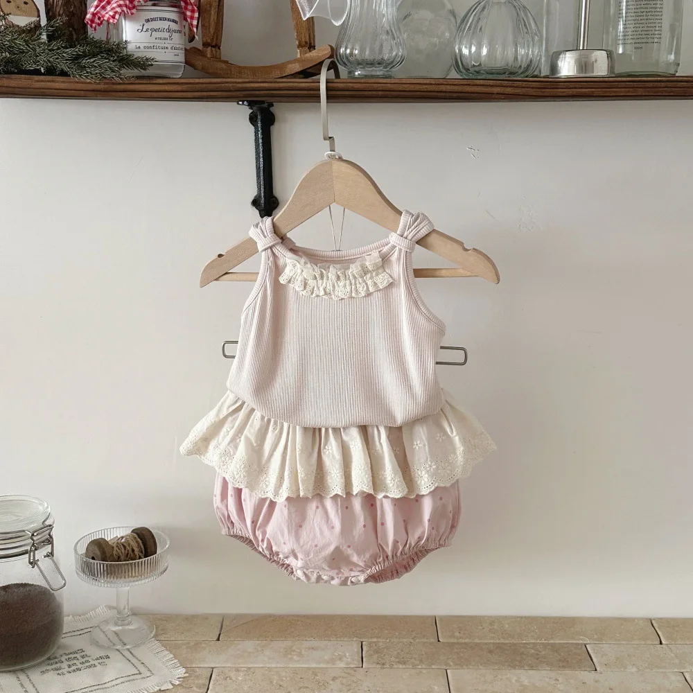 Chaleco de verano con encaje dulce en bebé
