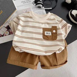 Conjunto de verano para bebé con camiseta a rayas y pantalón corto