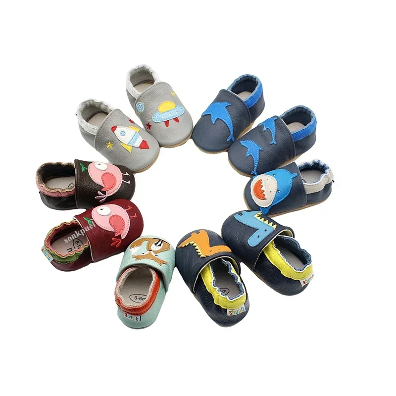 Variedad de colores en botines de bebé