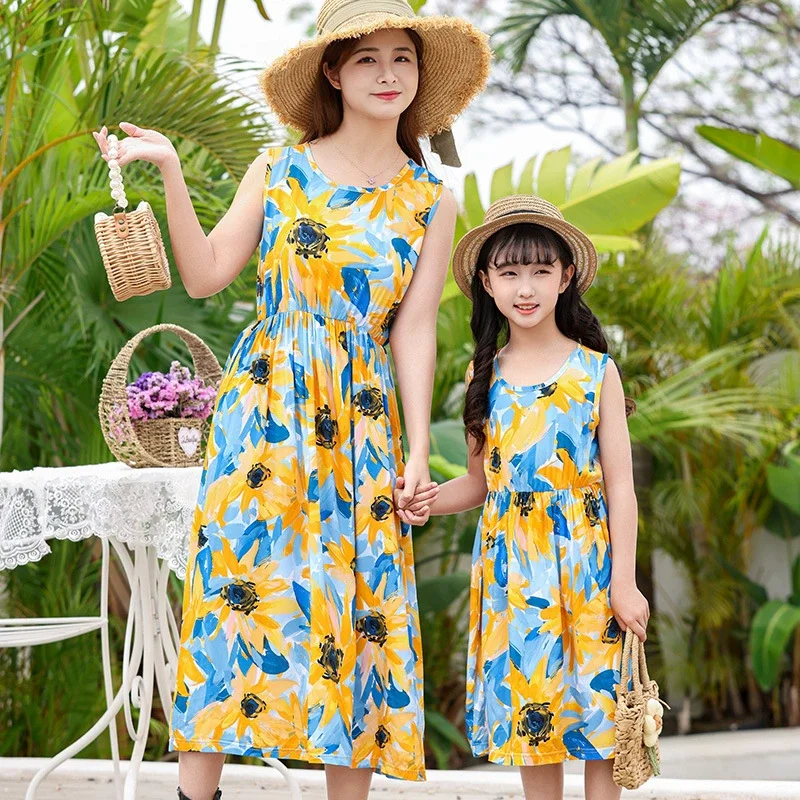 Conjunto madre e hija para playa: vestidos floreados de verano