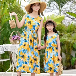 Conjunto madre e hija para playa: vestidos floreados de verano