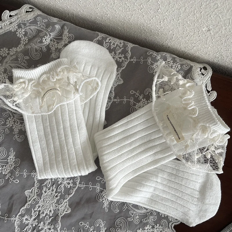 Detalle de encaje dulce en calcetines para niñas