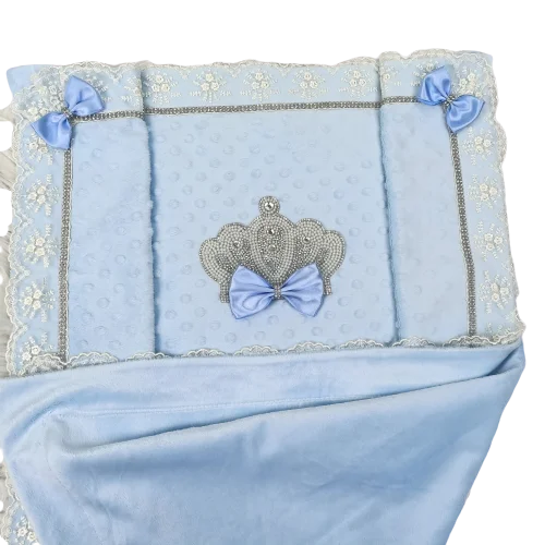 Manta de bebé azul claro con corona de diamantes de imitación y ribete de encaje