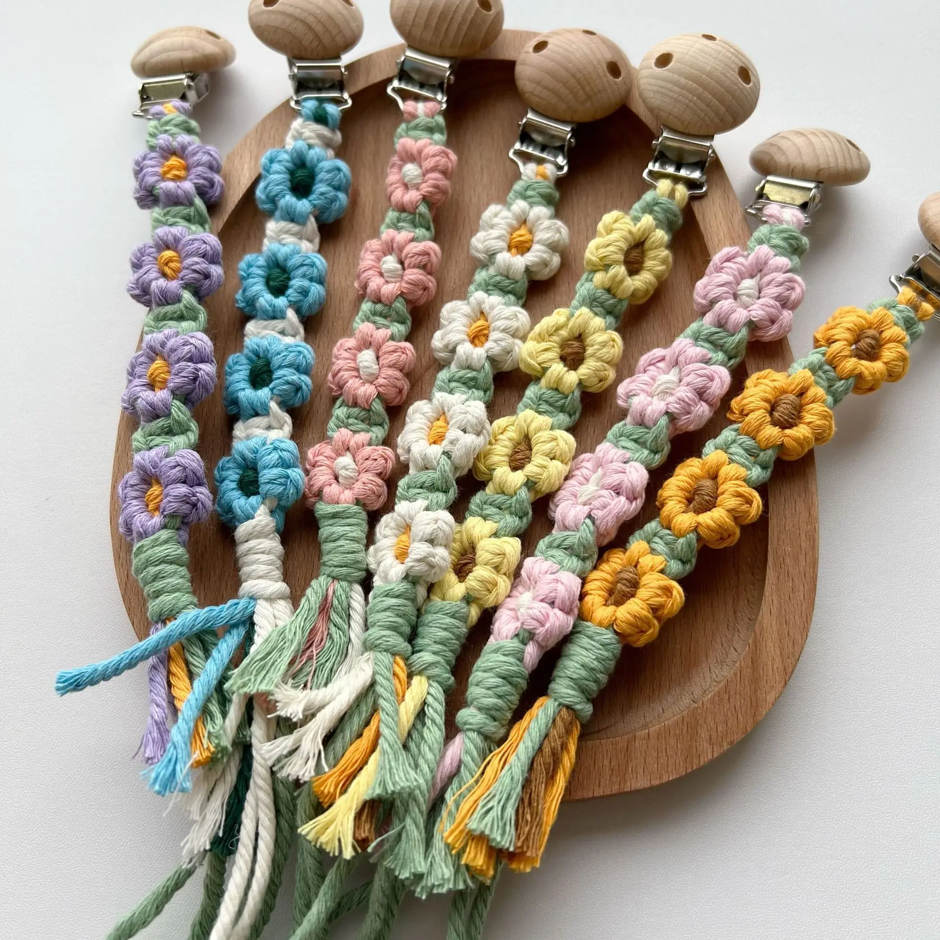 Cadena de chupete de madera con clip y flor rosa tejida