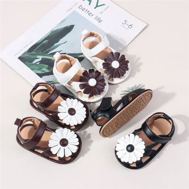 Sandalias de bebé con flores y suela de goma