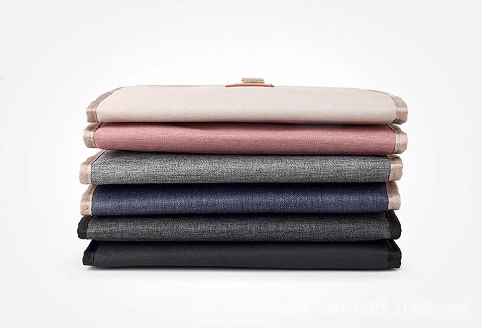 Detalle del material impermeable y los compartimentos de almacenamiento