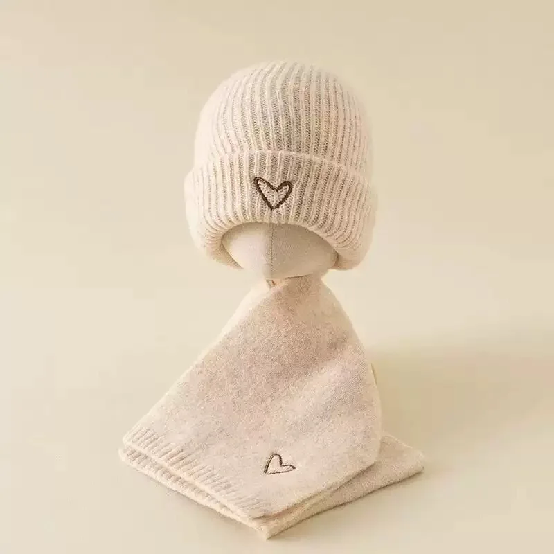 Gorro tejido con bufanda y corazón bordado cálida para bebé