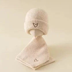Gorro tejido con bufanda y corazón bordado cálida para bebé