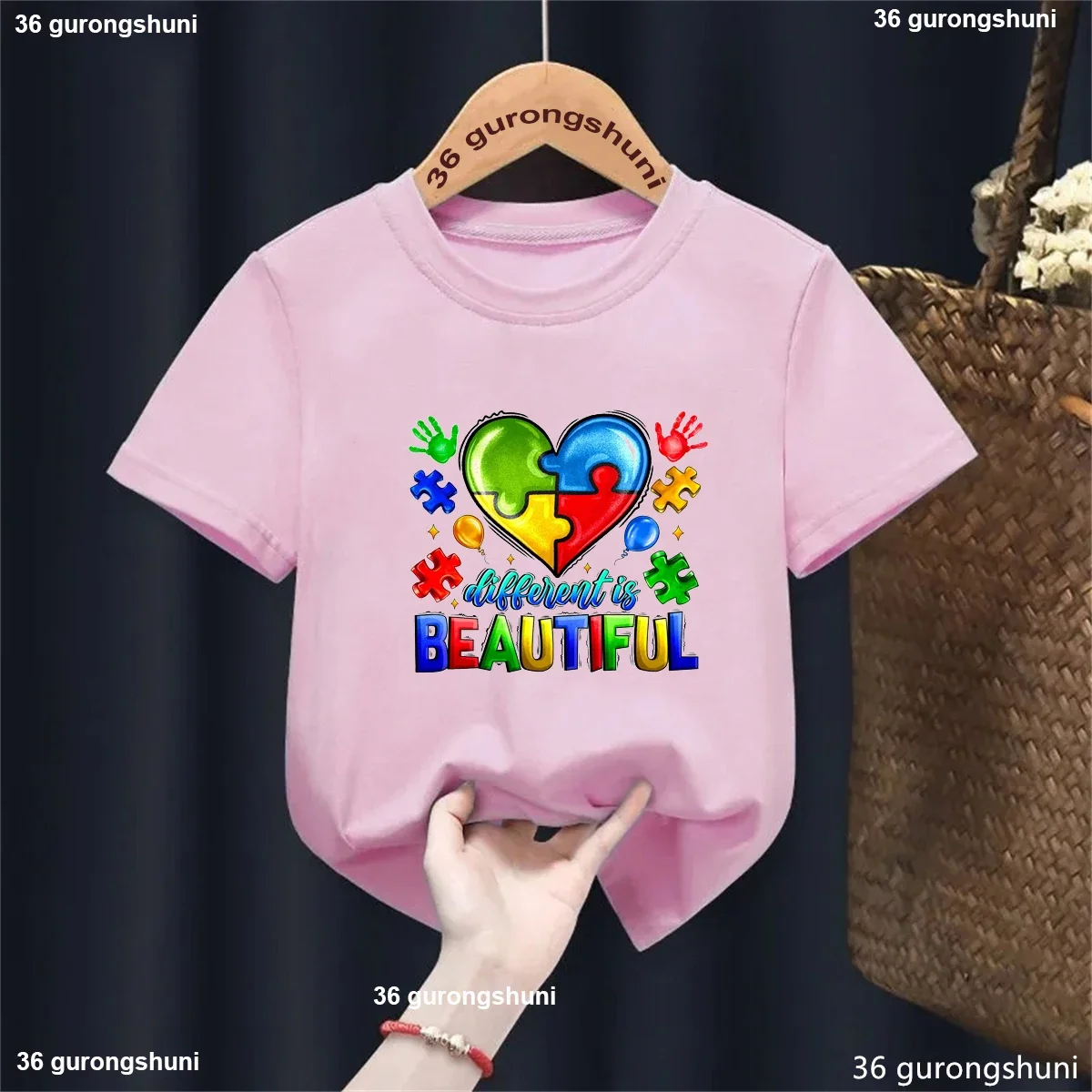 Camiseta infantil para autismo con globos de amor y diseño urbano - imagen 2
