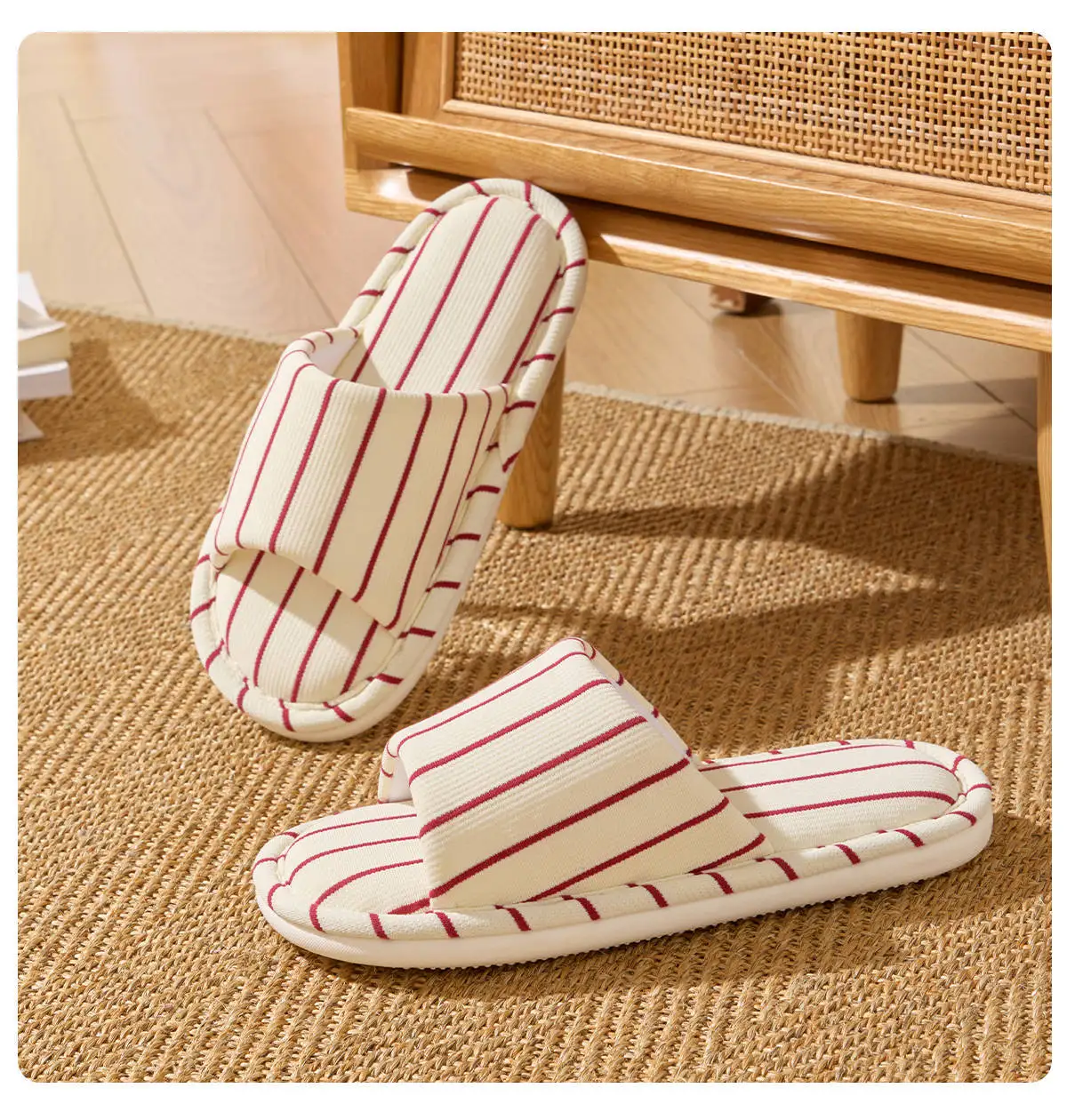 Pantuflas a rayas para uso en casa