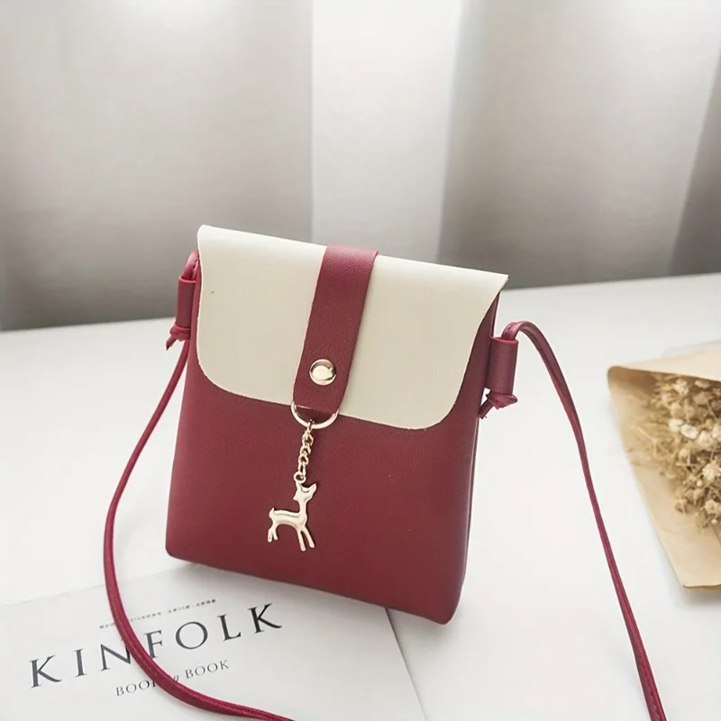 Vista del bolso con colgante decorativo