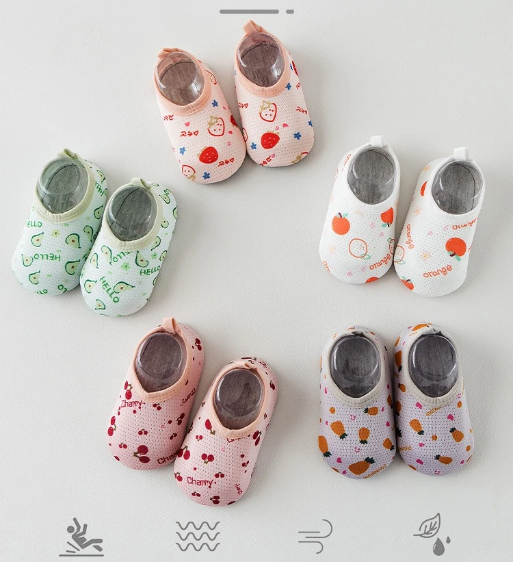 Calcetines con suela blanda antideslizante y estampado infantil