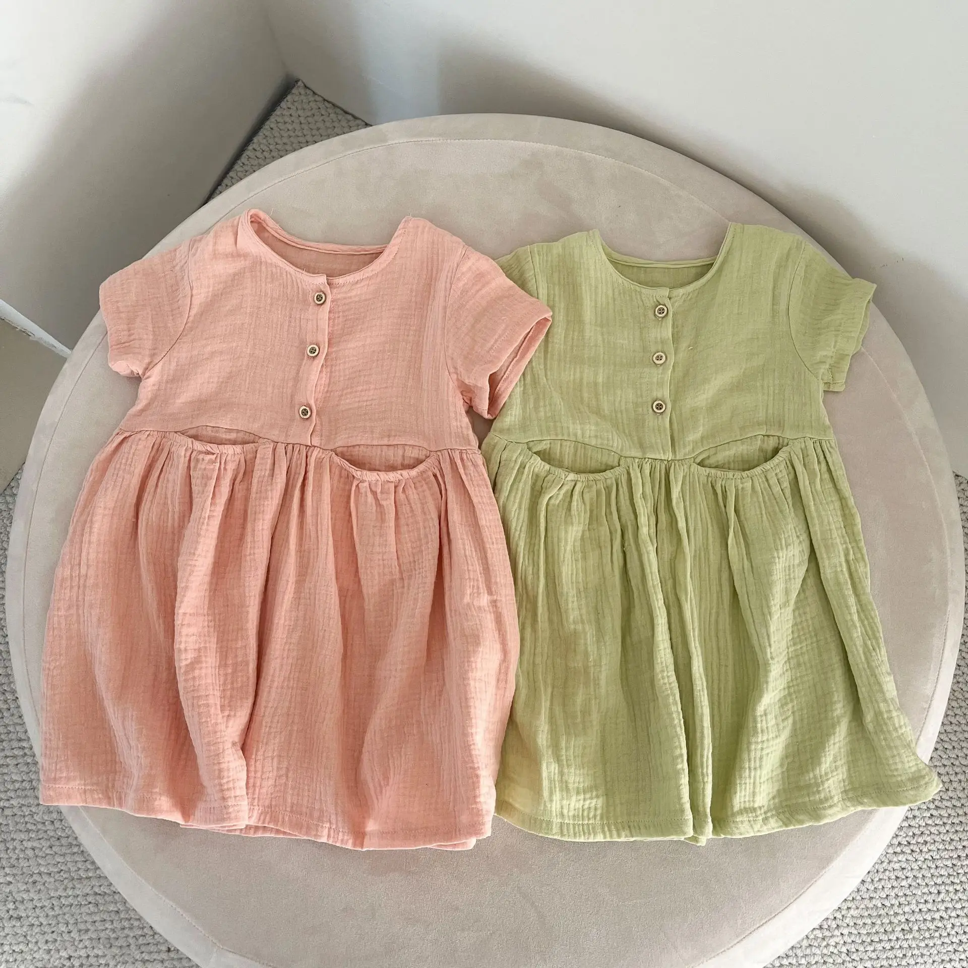 Niña vistiendo el vestido de verano en entorno exterior