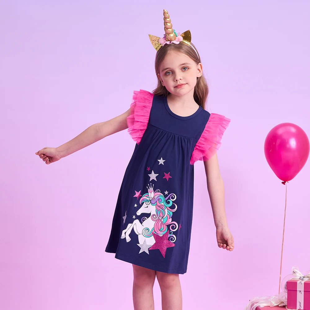 Detalle del tejido de algodón suave y transpirable del vestido infantil