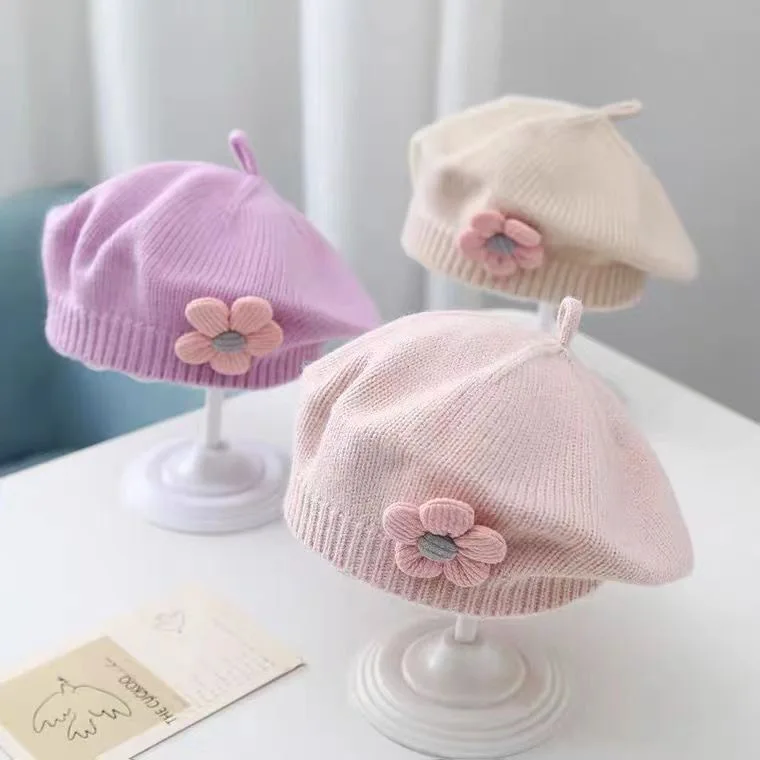 Gorro bebé elástico en ambiente infantil