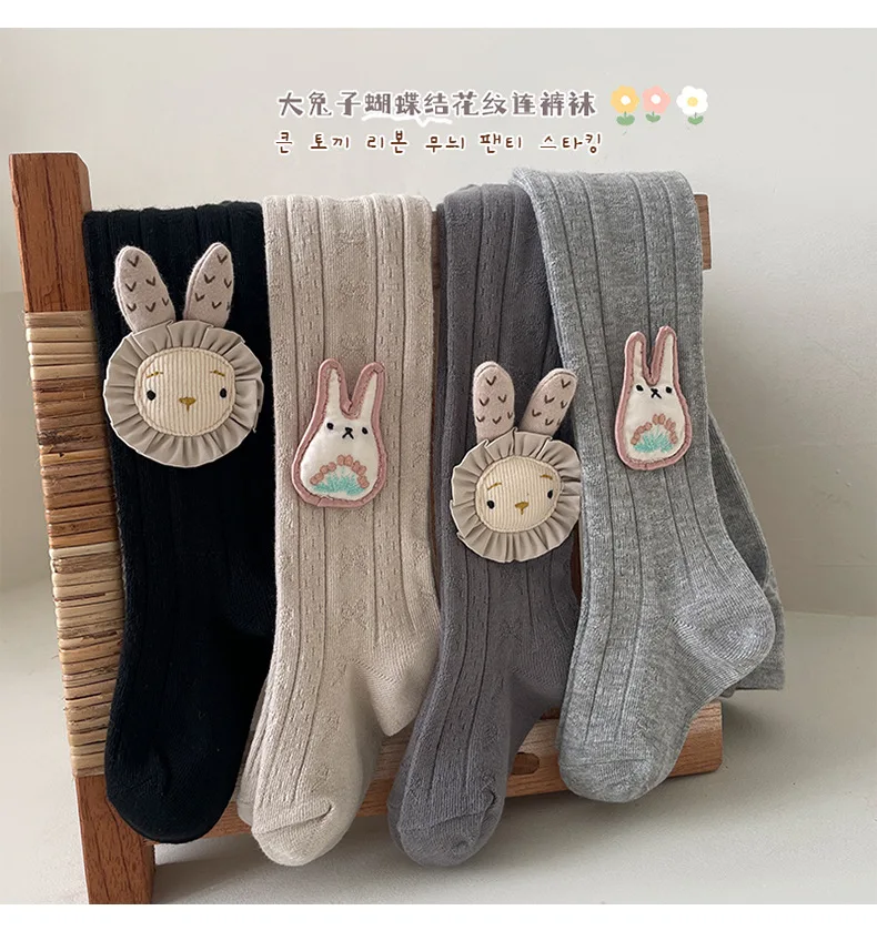 Detalle del estampado de conejo en las mallas
