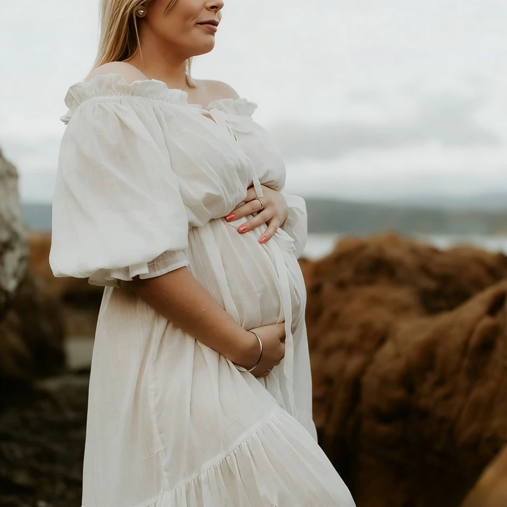 Vestido de maternidad blanco para fotos con hombros descubiertos - imagen 4