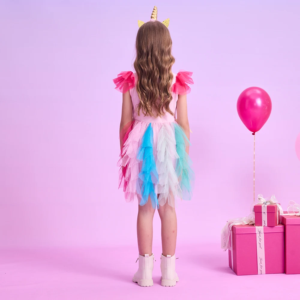 El vestido combinado con accesorios infantiles